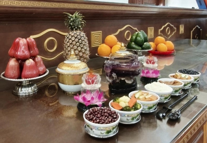 供养香、灯、果、食,以表对佛陀的敬仰。