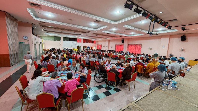 诸山长老、法师们以及来宾们在五楼用午斋