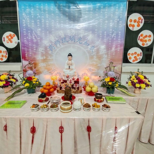 除夕夜晚上10时正,真修法师于双溪大年檀香净苑佛殿带领大众除夕念佛迎新岁,送走乙巳蛇年,迎来丙午马年