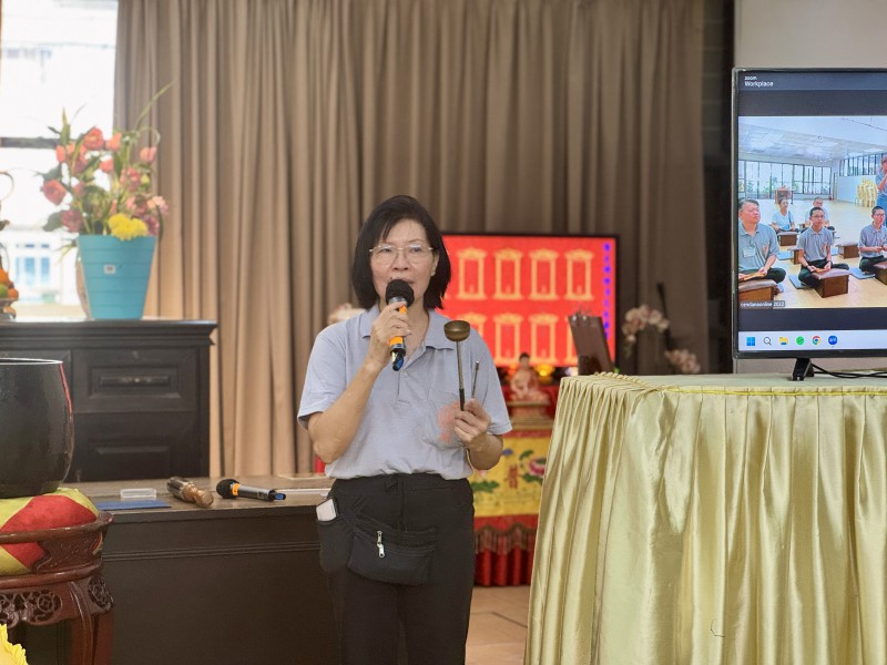 在下午两点正,首先是演礼环节,由司仪跟大家讲解佛教礼仪,包括如何拿经书、长跪、礼佛等。