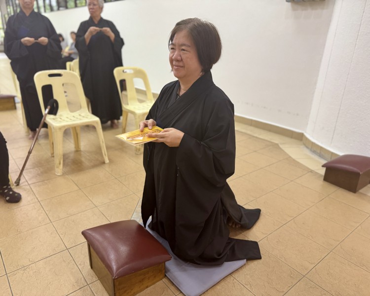 师姐为大家示范如何正确地长跪。