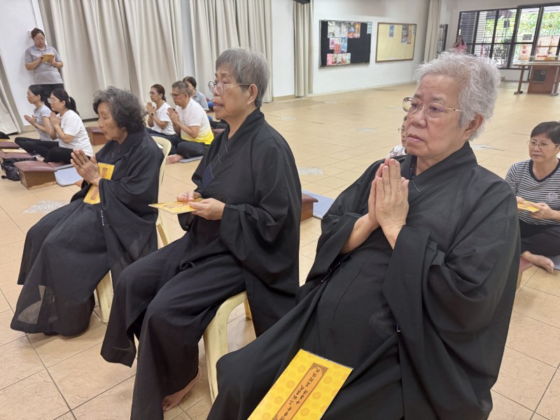 演礼结束后,法师们带领大家唱诵“炉香赞”和“大悲咒”