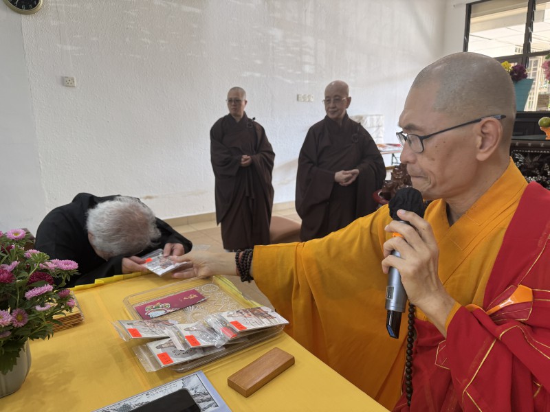 随后,真如法师分发给受三皈五戒的戒子三皈五戒证书。