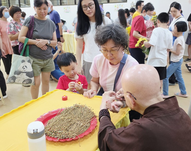 信众们接受法师们的祝福