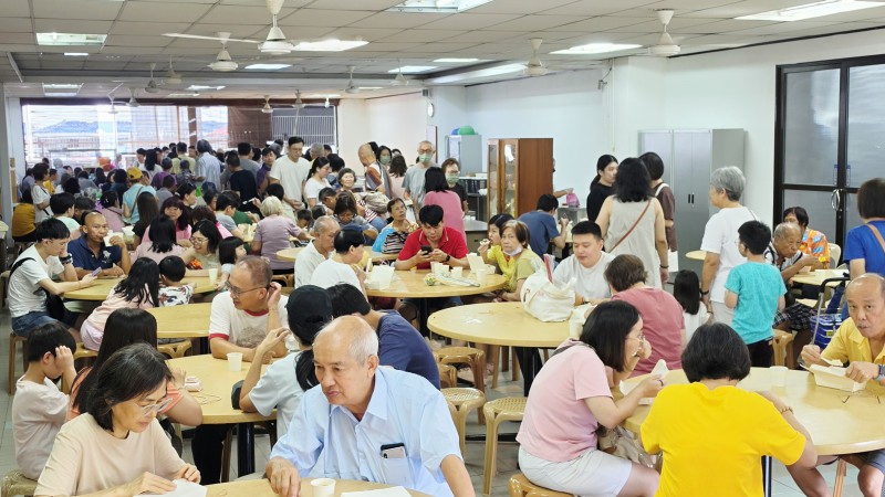 一大早,檀香食堂准备了各式各样的食物供养大众