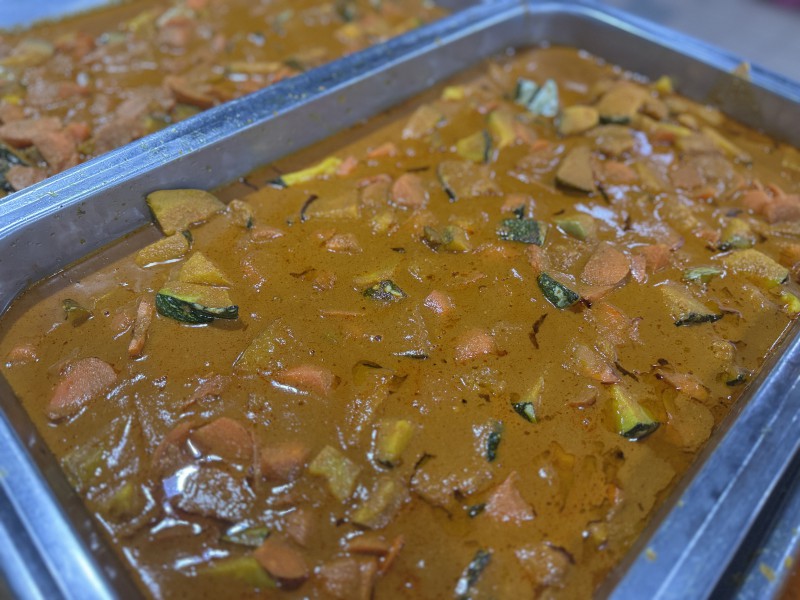 檀香寺食堂精心烹制的美味咖喱金瓜,广结善缘