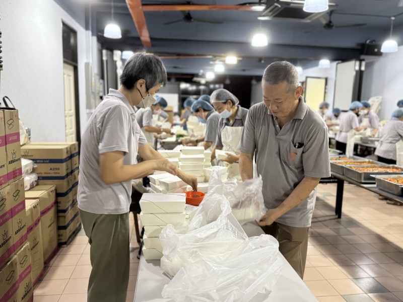 义工们与职工们很用心的点算和归类饭盒