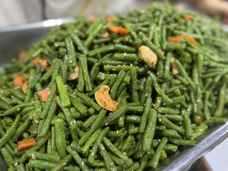 檀香寺食堂精心烹制炒长豆,以广结善缘