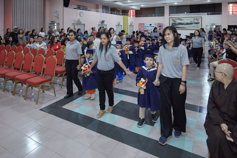 随后毕业生在全场欢呼下入场