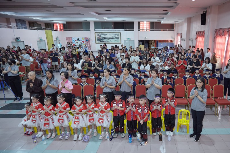 接着奏国歌、州歌与唱《三宝歌》,现场充满感动与祝福。