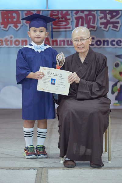 由真念法师颁发毕业证书与奖杯,孩子们在掌声中收获荣耀。