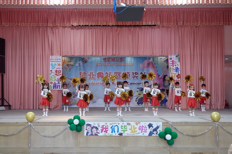 随后登场的11项节目包括舞蹈《加油鸭》