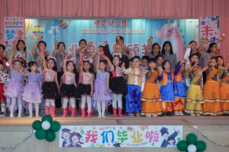 毕业典礼尾声,在园长 Sandhi 老师与真念法师的带领下,全场进行庄严的传灯仪式