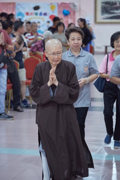 上午9时45分,在全场合掌欢迎下,法师进场入座