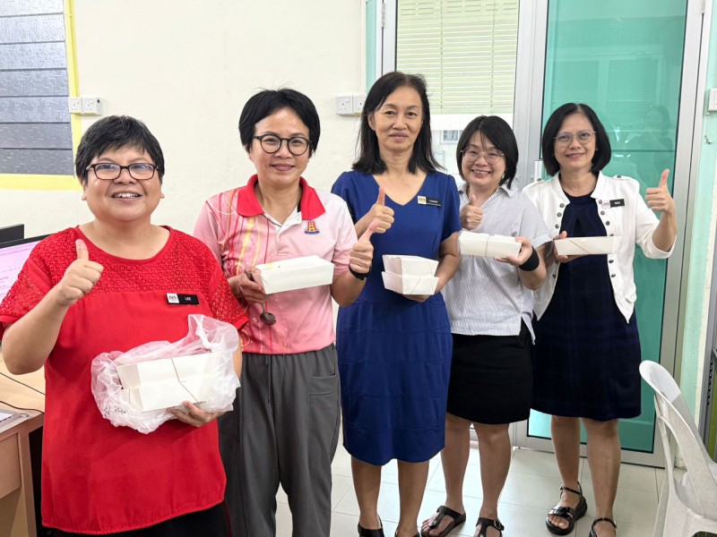 檀香寺食堂的职工们,把素食饭盒送往公民总校,鼓励大家吃素