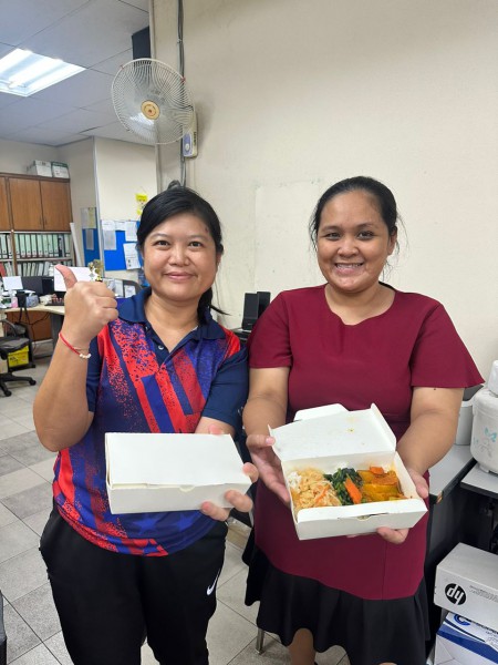 学校老师们很欢喜的准备堂食檀香素食饭盒