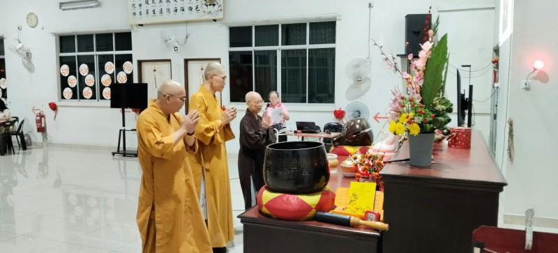 三位法师也移步到佛前供灯,祝福各位佛友健康、平安,六时吉祥