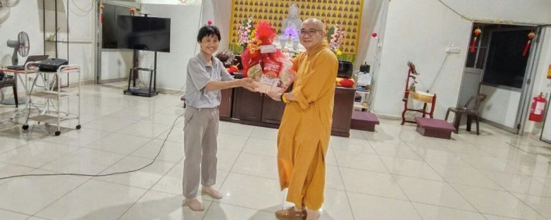 真升法师颁发礼篮给平衡饮食烹饪组导师凤嫦师姐