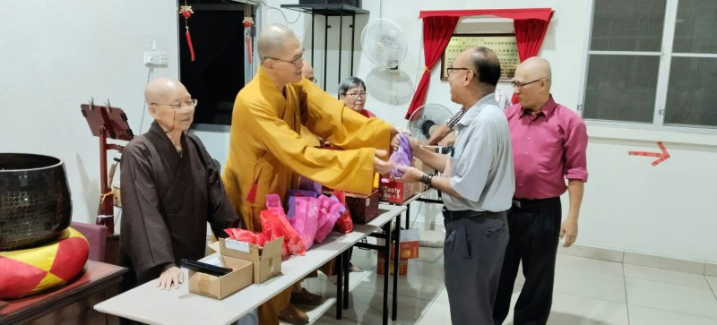 大众向法师们领取结缘品