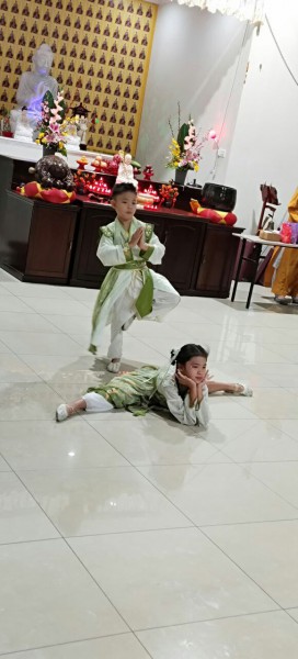 幼儿园学生表演手语“小仙童求道”