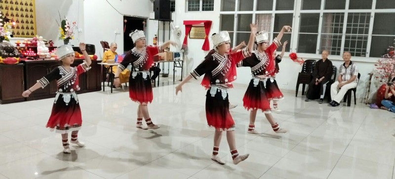 小学生和中学生一起表演苗族舞蹈