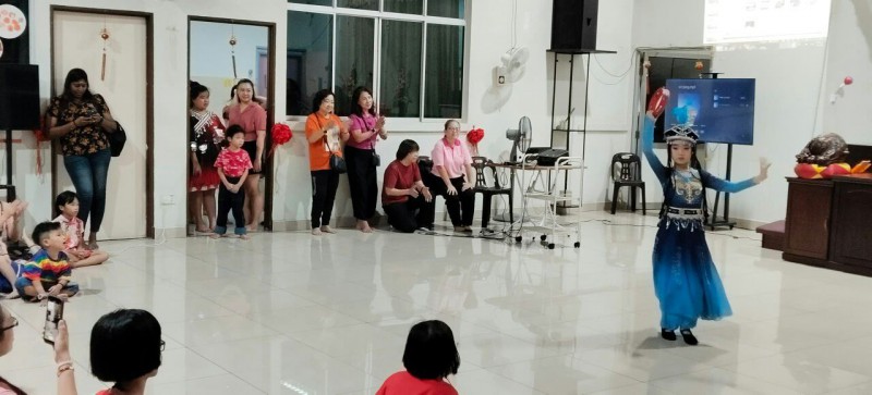 其中一个学生还表演新疆独舞