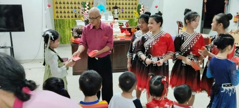 吉打檀香福利晚晴苑主席俊男师兄分发红包给表演者