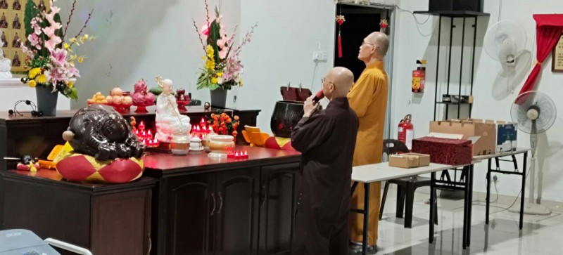 真修法师带领大众回向