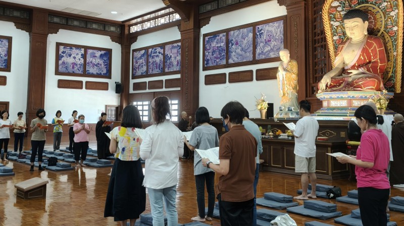 At approximately 10:45 a.m., the noon offering ceremony formally began.