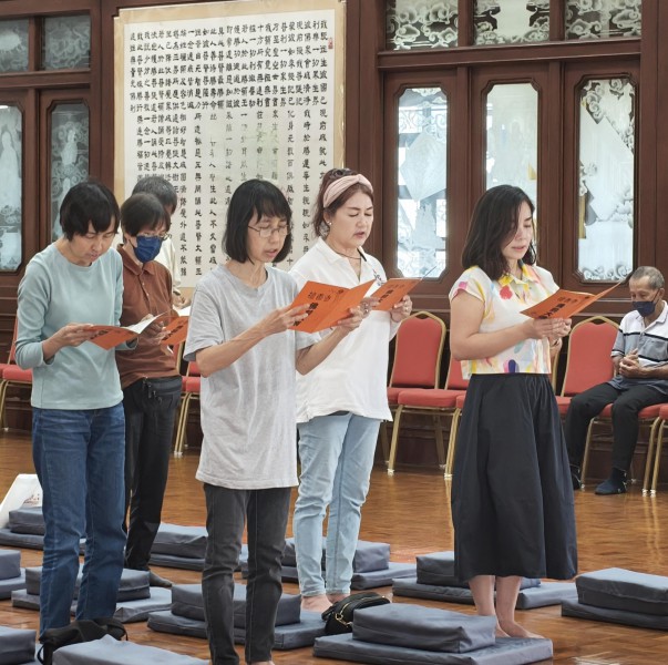 everyone chanted sincerely and with concentration.