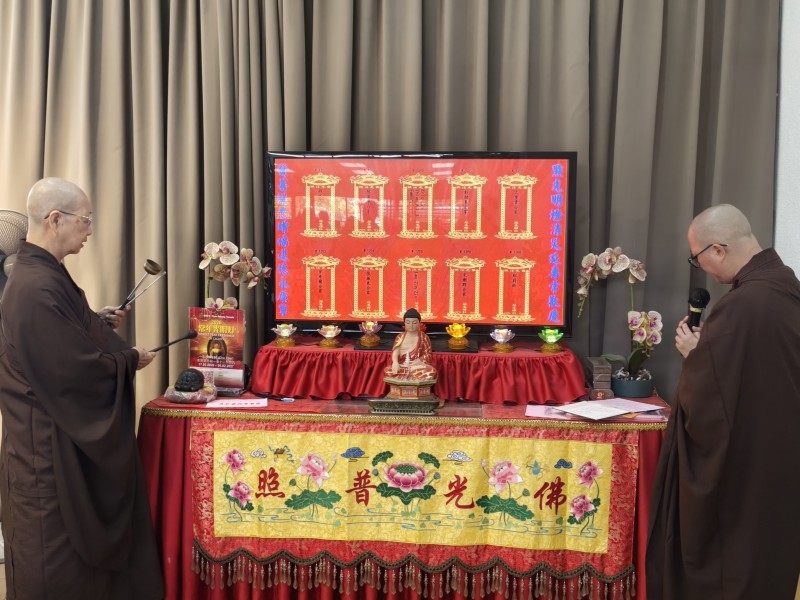 the Sangha members led everyone to the Yan Sheng Tan in the Great Compassion Hall for the dedication