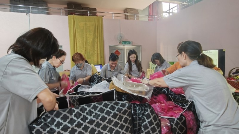In the early morning, volunteers packed buns and arranged them neatly on the Pure Land Altar.