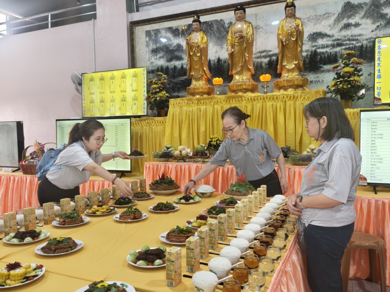 In the early morning, Volunteers prepared rice and vegetable dishes, arranging them neatly on the Pure Land Altar.