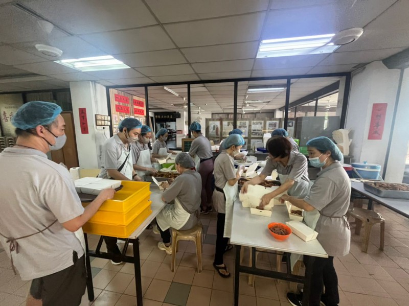 Meanwhile, the Than Hsiang Canteen volunteers participated in the chanting through YouTube live-streaming, while also mindfully preparing and packing meal boxes for everyone.