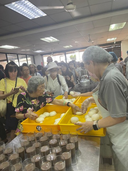 During the break time, everyone enjoy the refreshments prepared by the Than Hsiang canteen volunteers.